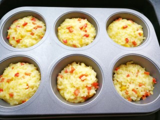 13、鸡蛋火腿米饭杯~,烤好后的米饭杯，鸡蛋已经凝固，取出后可以脱模了，