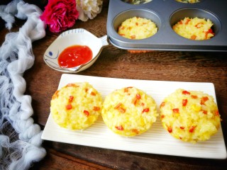 14、鸡蛋火腿米饭杯~,像不像纸杯蛋糕呢~~哈哈，蘸着番茄酱，美美的开吃吧！