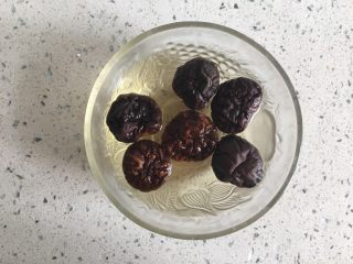 1、电饭锅煲仔饭,香菇泡发