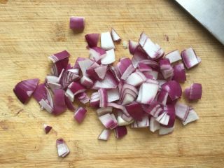 4、电饭锅煲仔饭,洋葱切粒