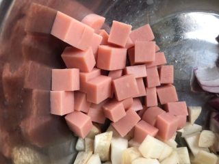 5、电饭锅煲仔饭,火腿切粒