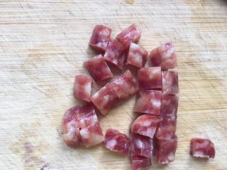 6、电饭锅煲仔饭,香肠切粒