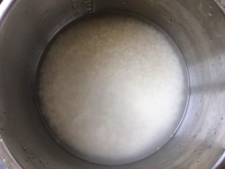 8、电饭锅煲仔饭,大米加水清洗干净