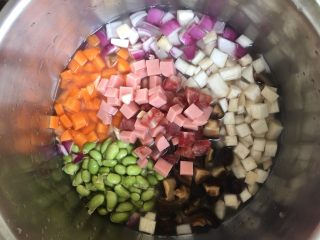 9、电饭锅煲仔饭,放入材料