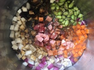 14、电饭锅煲仔饭,撒上胡椒粉上锅煮熟