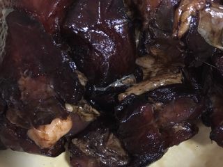 2、端午肉粽,猪肉切块，一斤肉放两汤匙老抽，提前两天腌制，放冰箱冷藏备用