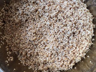 3、端午肉粽,江米洗净，放适量盐，味精，老抽调味拌匀