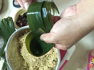 4、端午肉粽,取三片粽叶叠放，这样卷出一个小碗（大粽叶两片就可以）