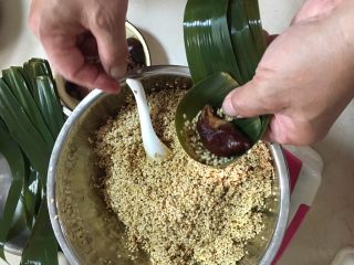 5、端午肉粽,底部放一勺江米，再放一块肉，最后把江米铺满，压实