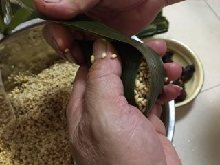 6、端午肉粽,用余下的叶子把口盖住