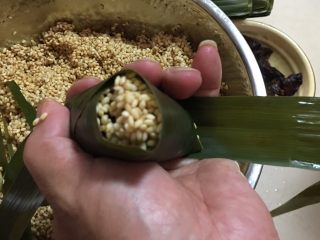 7、端午肉粽,盖住后还会有个小口，再取一片粽叶，一段垫在底部