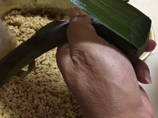8、端午肉粽,剩下的折上来，封住上面的口