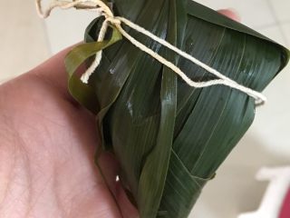 10、端午肉粽,用棉线扎好，一个完整的粽子就做好了