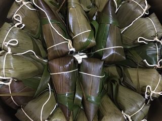 11、端午肉粽,全部包好后，在大锅里摆放整齐，加水，必须没过粽子，开锅后小火煮两个半小时，中途水不够要再加些开水，煮好后不要取出来，如果是晚上煮，可以在锅里闷到第二天早上取出