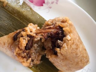 13、端午肉粽,腌制过的肉肥而不腻，瘦而不柴，煮粽子的时候，在里面放几个鸡蛋一起煮，味道也很好????