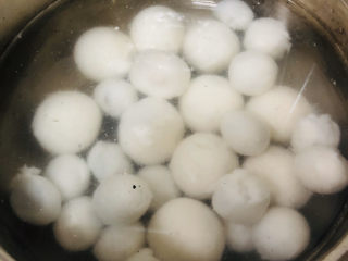3、炸元宵,水开下元宵，飘起捞出，放入凉开水，保证不会粘连