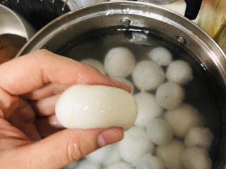 4、炸元宵,不要煮太软，稍微有点软就可以了，还要炸