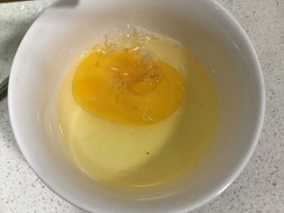 5、炸元宵,打一个鸡蛋，打成蛋液