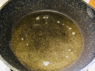 8、炸元宵,油七成热，放入裹好面包糠的元宵