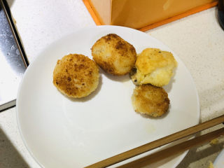 9、炸元宵,炸至微微发黄，出锅，可以用吸油纸垫盘