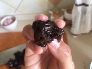 11、韭菜盒子,木耳这个节部分切下去 不要 影响口感