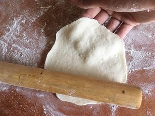 27、韭菜盒子,擀开成大圆形 不能太厚 也不能太薄