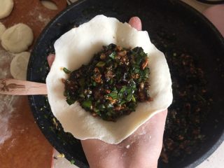 28、韭菜盒子,放上馅