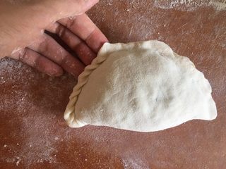 30、韭菜盒子,一个压一个的顺时针捏紧