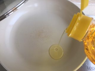 33、韭菜盒子,平底煎锅 放油