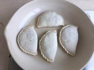 34、韭菜盒子,放入盒子 中小火