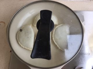 35、韭菜盒子,盖上盖子 稍微焖会儿 这个时候不要去收拾厨房。盯住了盒子