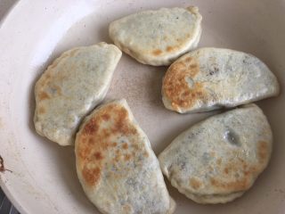 37、韭菜盒子,多翻几次 我喜欢火大的 就会煎的久一些