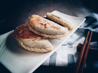 39、韭菜盒子,就这韭菜盒子 我历史记录最多一次吃了11个。之后吃完健胃消食片 又做了100个深蹲 ………