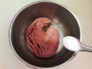 2、春节餐桌必备  芥末猪肚丝,加入1勺精盐