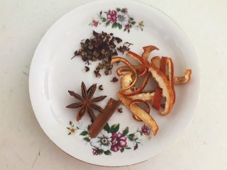 16、春节餐桌必备  芥末猪肚丝,准备干料：花椒粒，八角，桂皮，陈皮