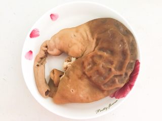 23、春节餐桌必备  芥末猪肚丝,把煮熟的猪肚捞出来