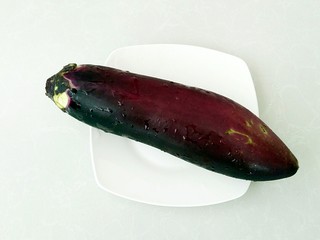 1、避风塘茄子,准备茄子一根。