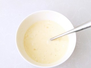4、避风塘茄子,加入适量清水，搅拌成较稠的面糊，静止一会。