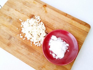 5、避风塘茄子,大蒜切碎末，准备砂糖。