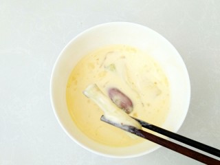 7、避风塘茄子,茄条均匀的裹上面糊。