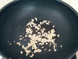 11、避风塘茄子,倒出多余的油，锅中留一点就可以，放入蒜粒小火煸炒出味。