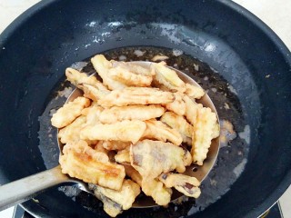 10、避风塘茄子,快速捞出控油。