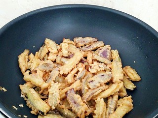 12、避风塘茄子,倒入炸好的茄子，中火翻炒几下。