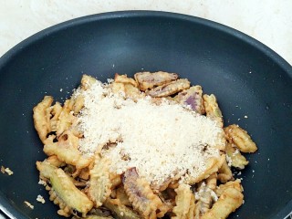 13、避风塘茄子,倒入面包糠，中火翻炒片刻。