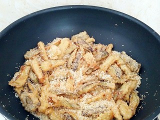 14、避风塘茄子,炒至蒜粒明显的有香味，面包糠也酥酥的感觉。