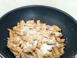 15、避风塘茄子,断火，撒上砂糖。