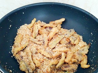 16、避风塘茄子,断火后的面包糠和蒜粒成金黄色，蒜香味很浓，茄子酥脆。