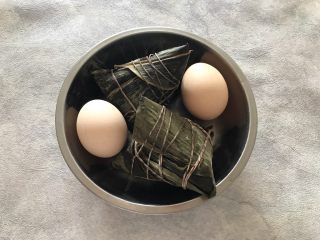 1、粽子新吃法-抱蛋煎粽子,首先我们准备好食材，粽子是已经煮熟的
