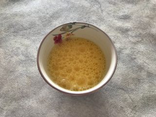 2、粽子新吃法-抱蛋煎粽子,鸡蛋磕入碗内，打散，备用