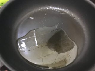 3、粽子新吃法-抱蛋煎粽子,平底锅入适量食用油